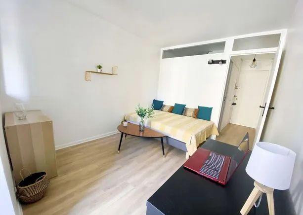 
                                                Location
                                                 Superbe Studio meublé 20m² à la Timone