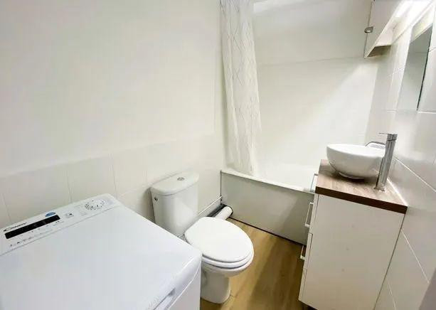 
                                                Location
                                                 Superbe Studio meublé 20m² à la Timone