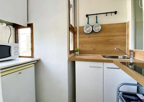 
                                                Location
                                                 Superbe Studio meublé 20m² à la Timone