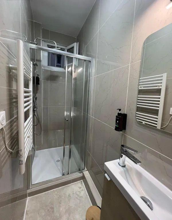 
                                                Location
                                                 Superbe studio meublé 20m² entièrement rénové