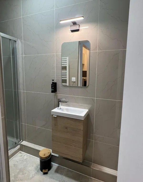
                                                Location
                                                 Superbe studio meublé 20m² entièrement rénové