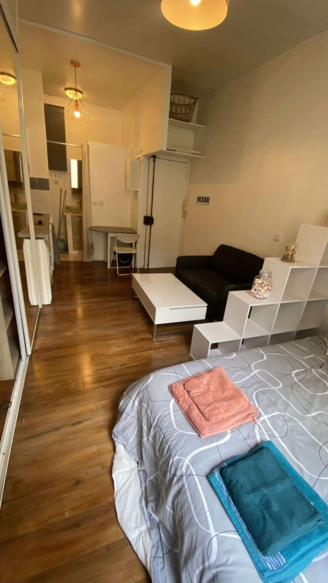 
                                                Location
                                                 Superbe studio meublé 21m² tout compris au calme