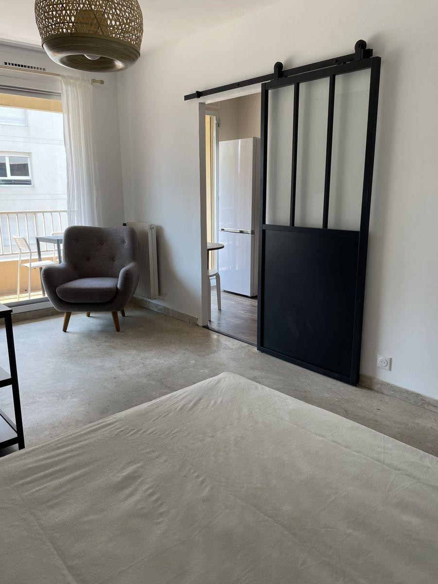 
                                                Location
                                                 Superbe Studio meublé 32m2 à Marseille La Timone