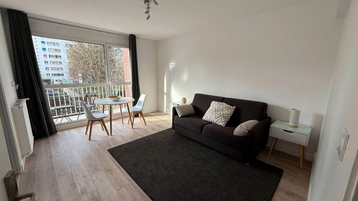 
                                                Location
                                                 Superbe studio meublé 35m² rénové avec soin