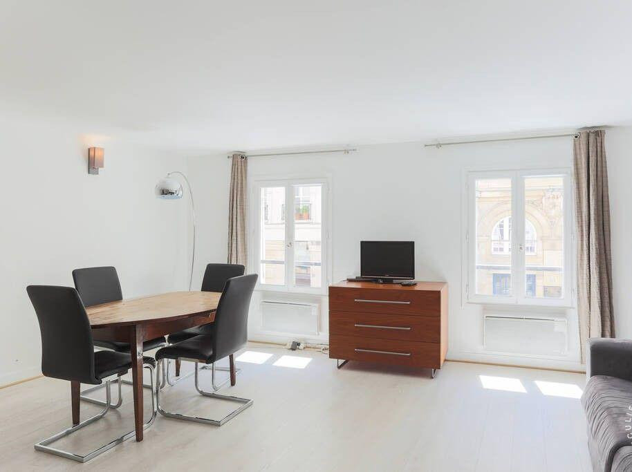 
                                                Location
                                                 Superbe studio meublé 43m² au cœur du Marais