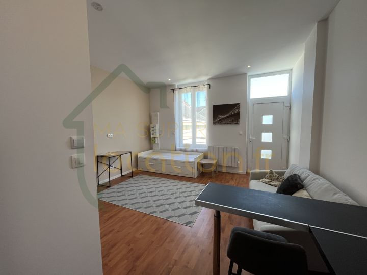 
                                                Location
                                                 Superbe studio meublé, complètement rénové