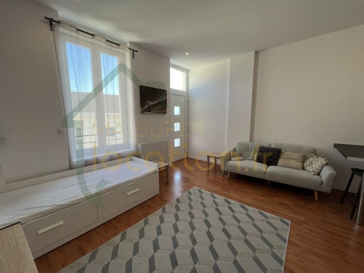 
                                                Location
                                                 Superbe studio meublé, complètement rénové