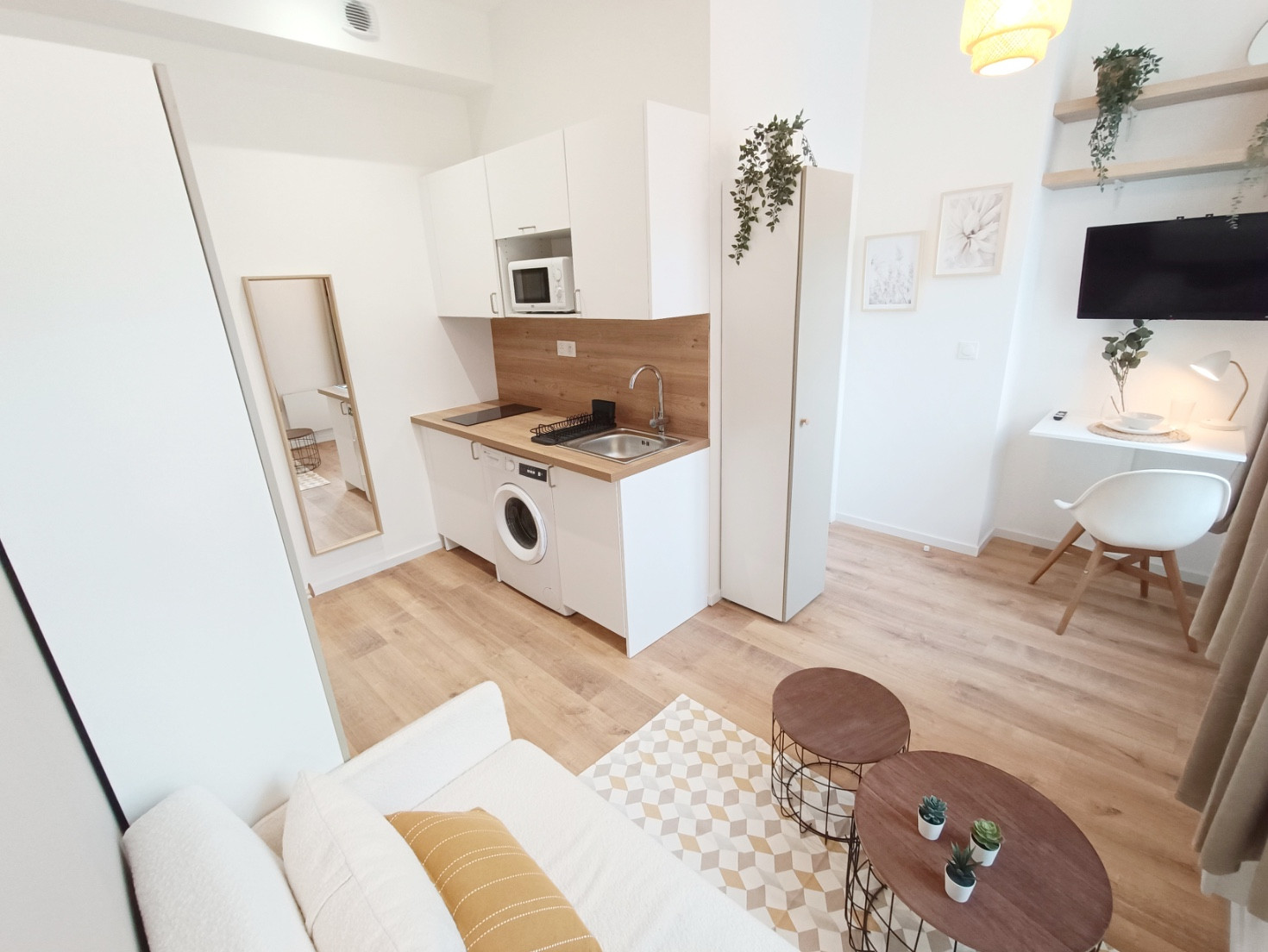 
                                                Location
                                                 Superbe Studio meublé Henriville 14.6m2