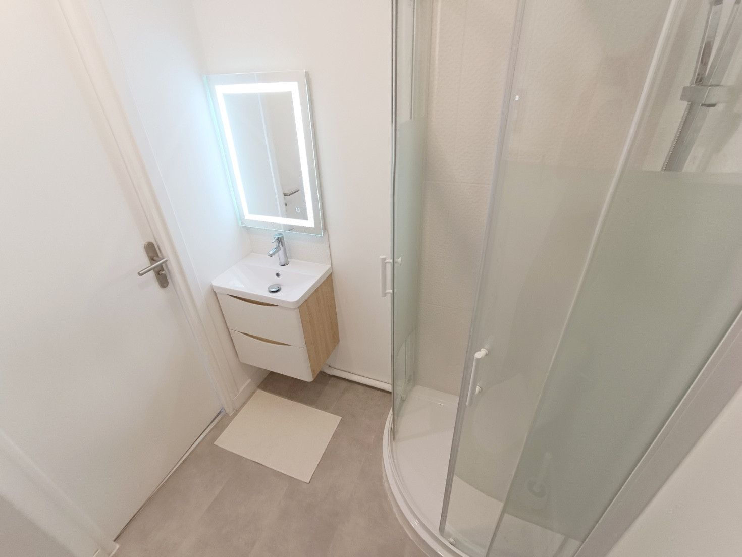 
                                                Location
                                                 Superbe Studio meublé Henriville 14.6m2