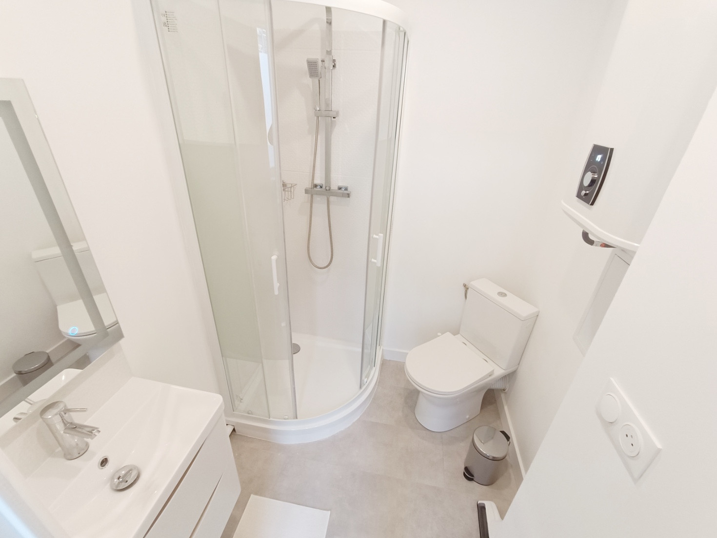 
                                                Location
                                                 Superbe Studio meublé Henriville 14.6m2