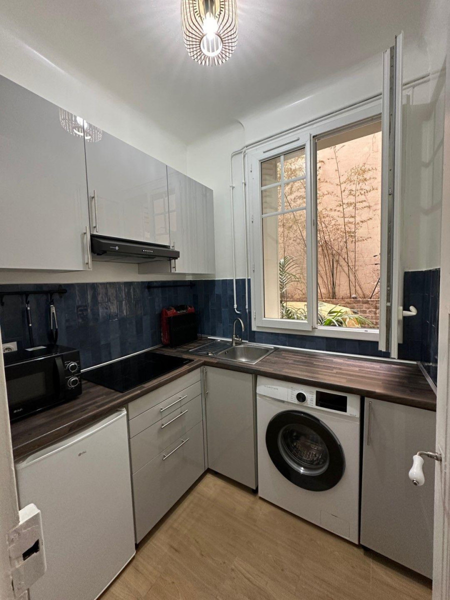 
                                                Location
                                                 Superbe studio meublé rénové 23m² à Montmartre