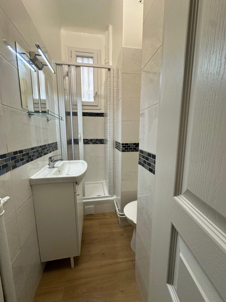 
                                                Location
                                                 Superbe studio meublé rénové 23m² à Montmartre