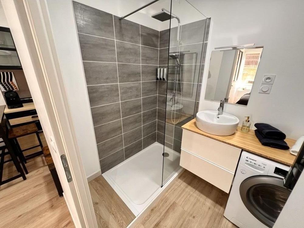 
                                                Location
                                                 Superbe studio meublé standing  25 m², CLIM, Wifi.