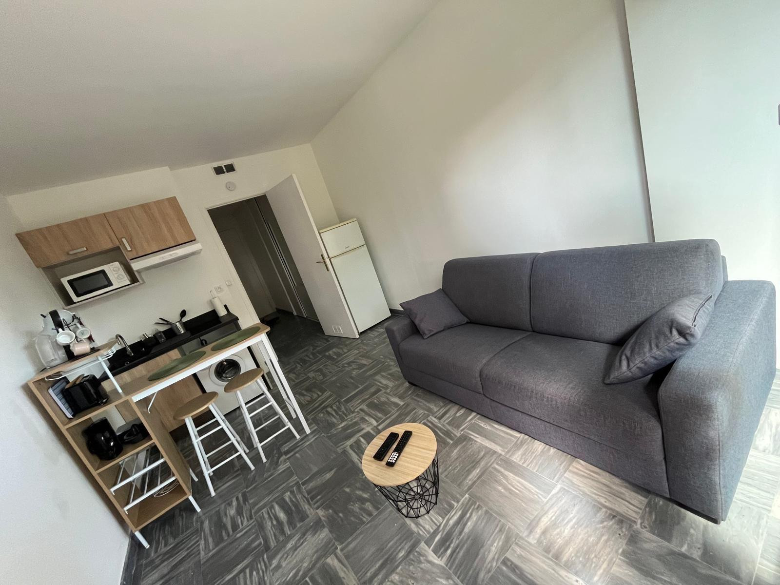 
                                                Location
                                                 Superbe studio proche gare et plages