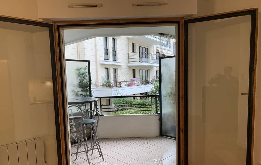 
                                                Location
                                                 Superbe studio rénové 25 m2 à Issy-les-Moulineaux