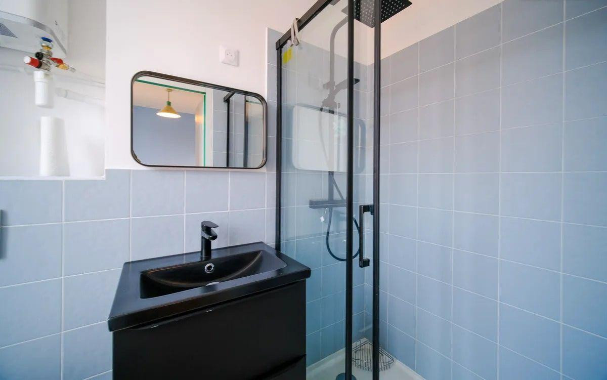 
                                                Location
                                                 Superbe studio rénové et meublé 19m²