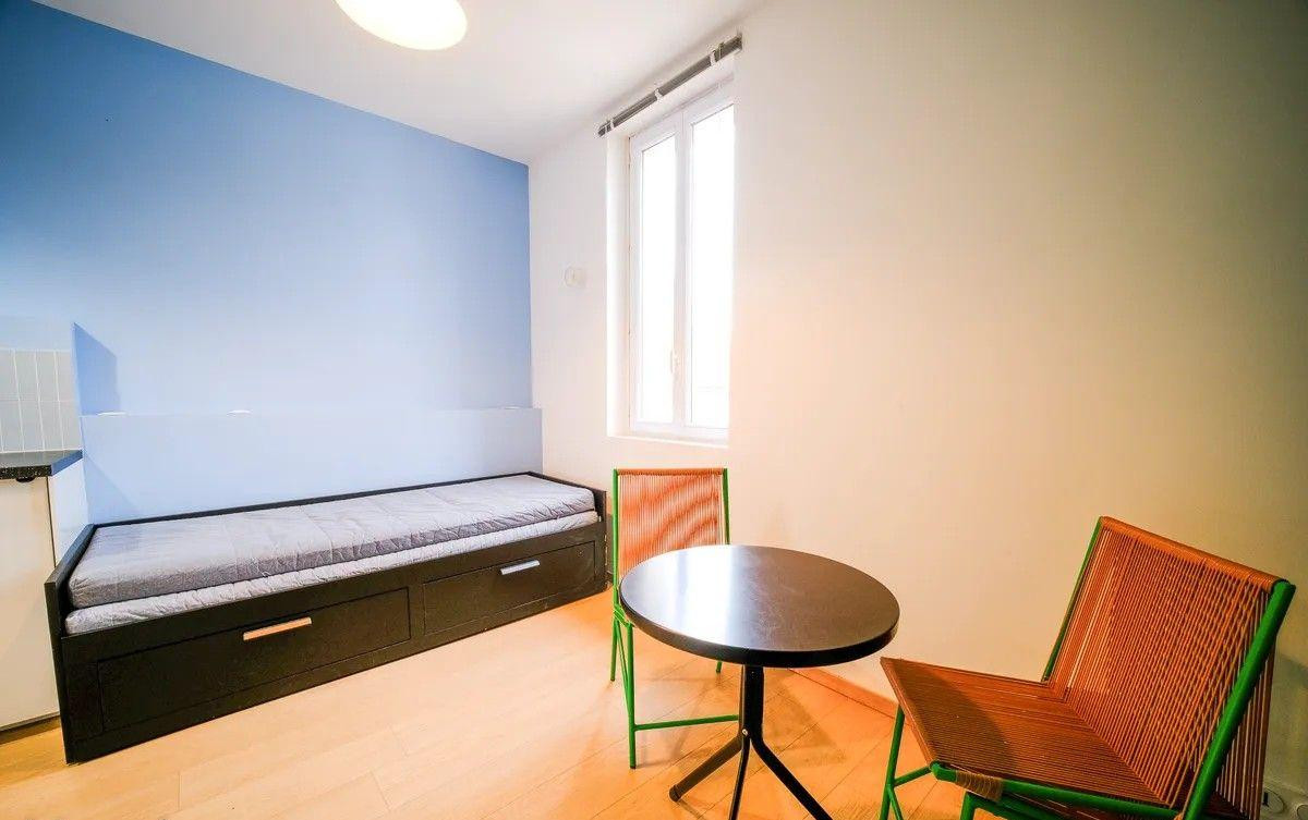 
                                                Location
                                                 Superbe studio rénové et meublé 19m²