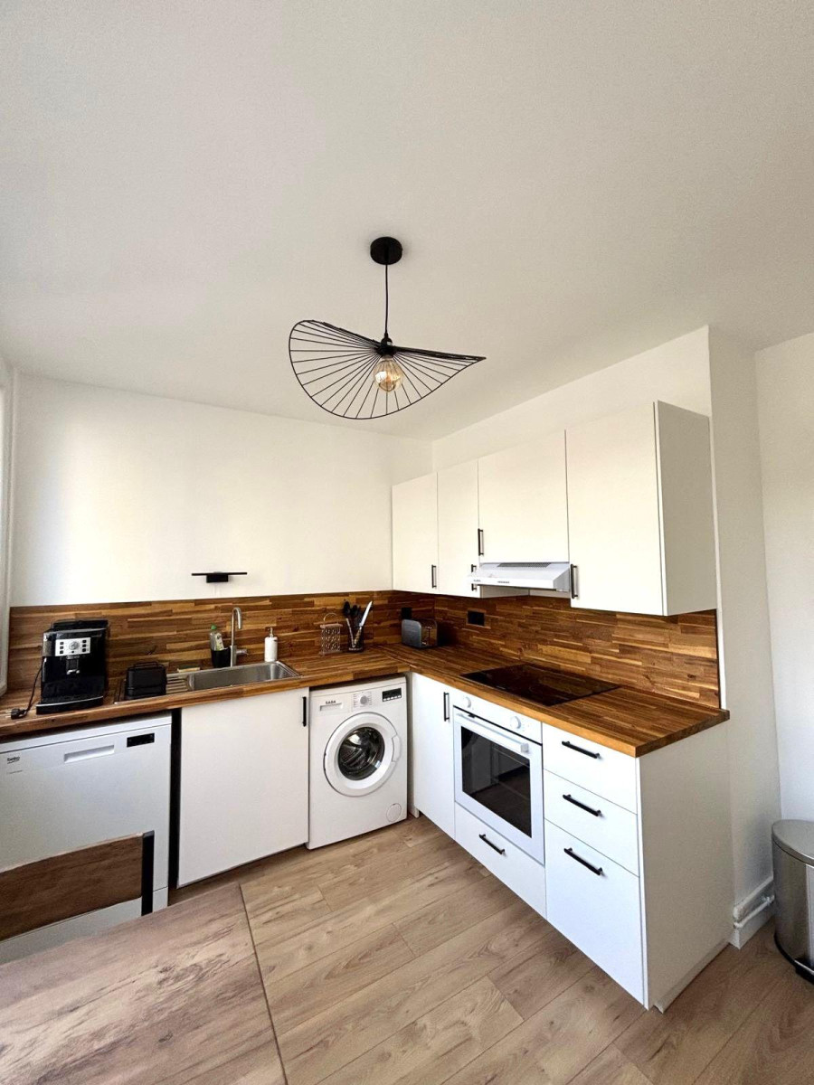 
                                                Location
                                                 Superbe T2 rénové au pied du tram et proche métros