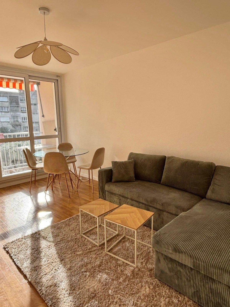 
                                                Location
                                                 Superbe T2 rénové au pied du tram et proche métros