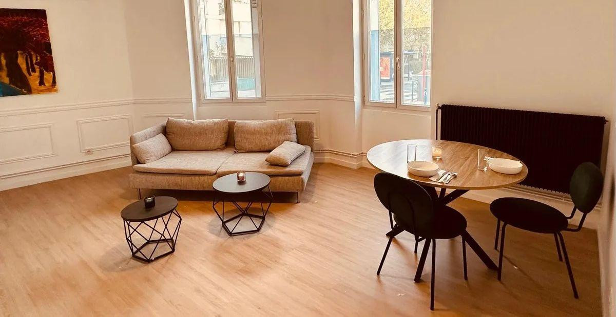 
                                                Location
                                                 Superbe T3 67 m² meublé et rénové avec terrasse