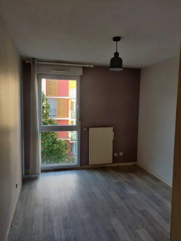 
                                                Location
                                                 Superbe T3, meublé et décoré avec goût