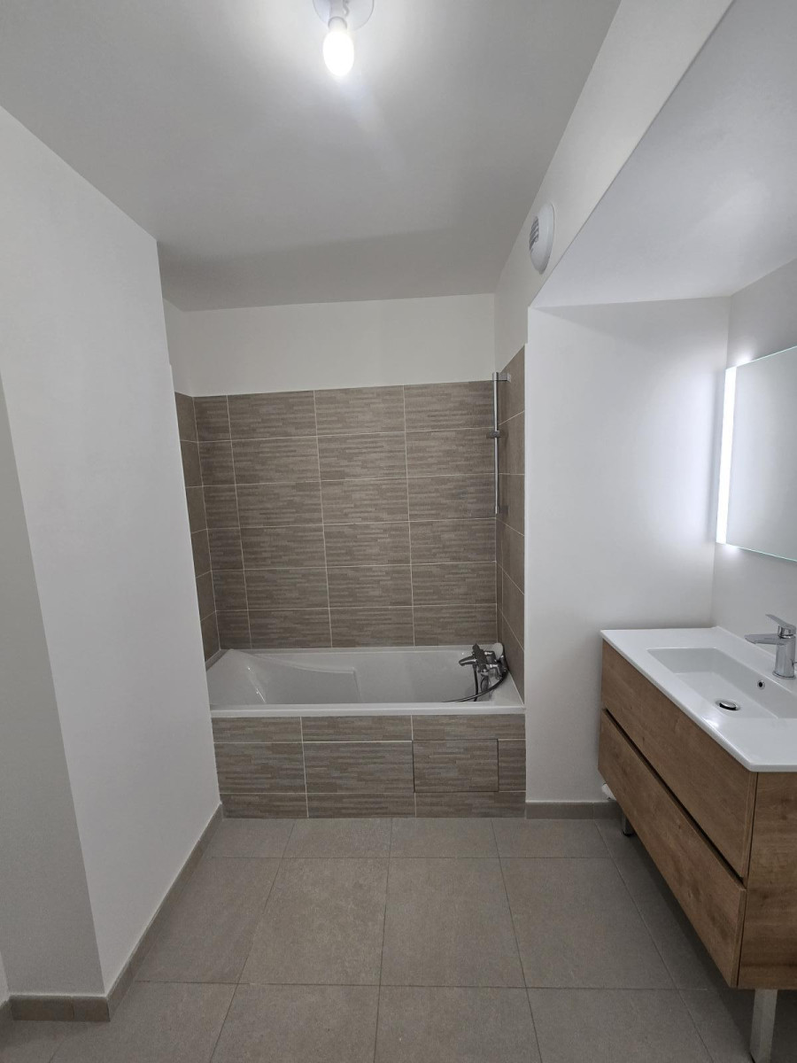 
                                                Location
                                                 Superbe T3 neuf  72m2 avec balcon et parking