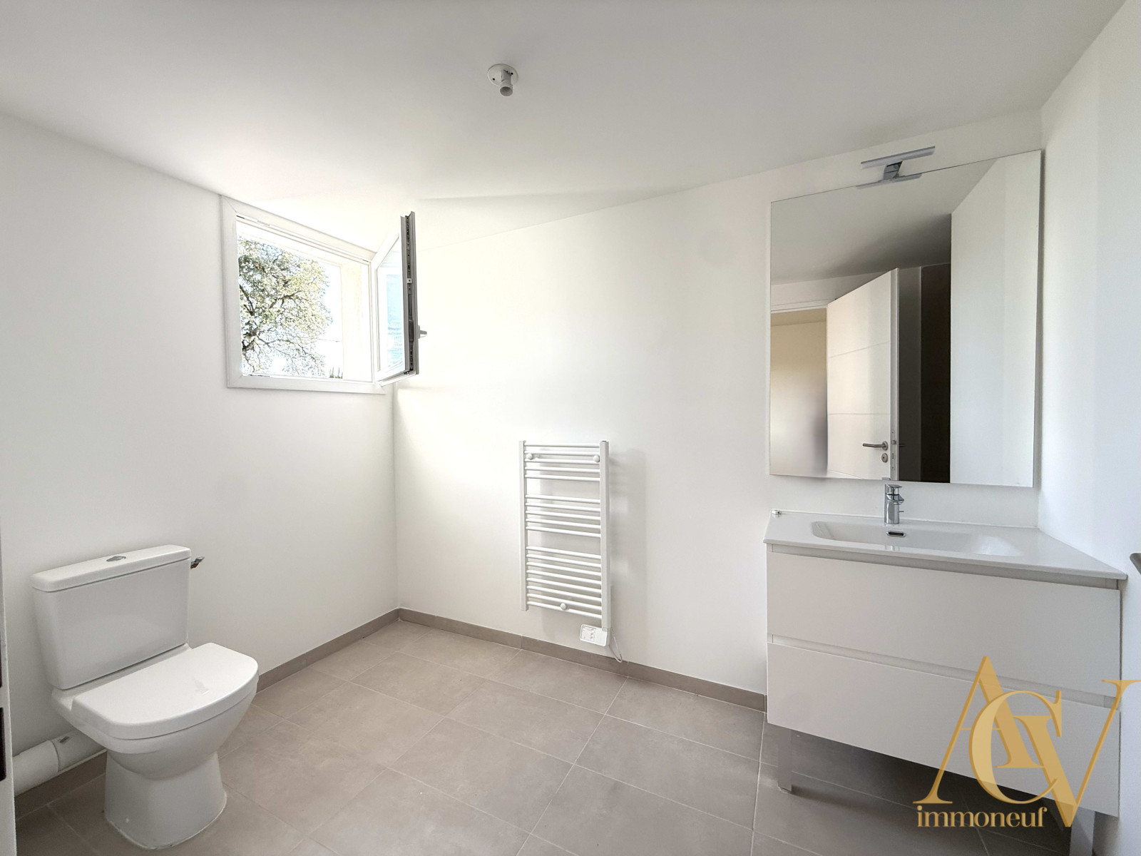 
                                                Vente
                                                 Superbe T3 traversant vue imprenable sur Grimaud