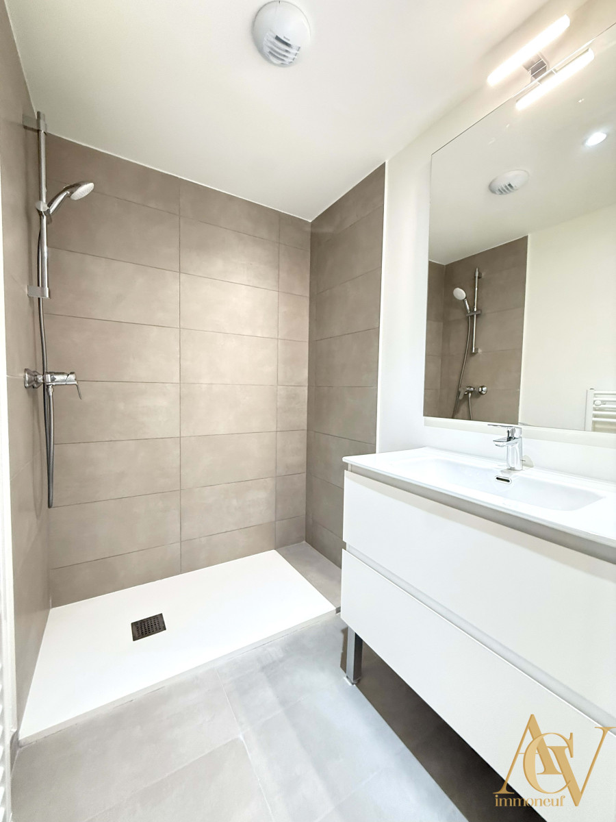 
                                                Vente
                                                 Superbe T3 traversant vue imprenable sur Grimaud