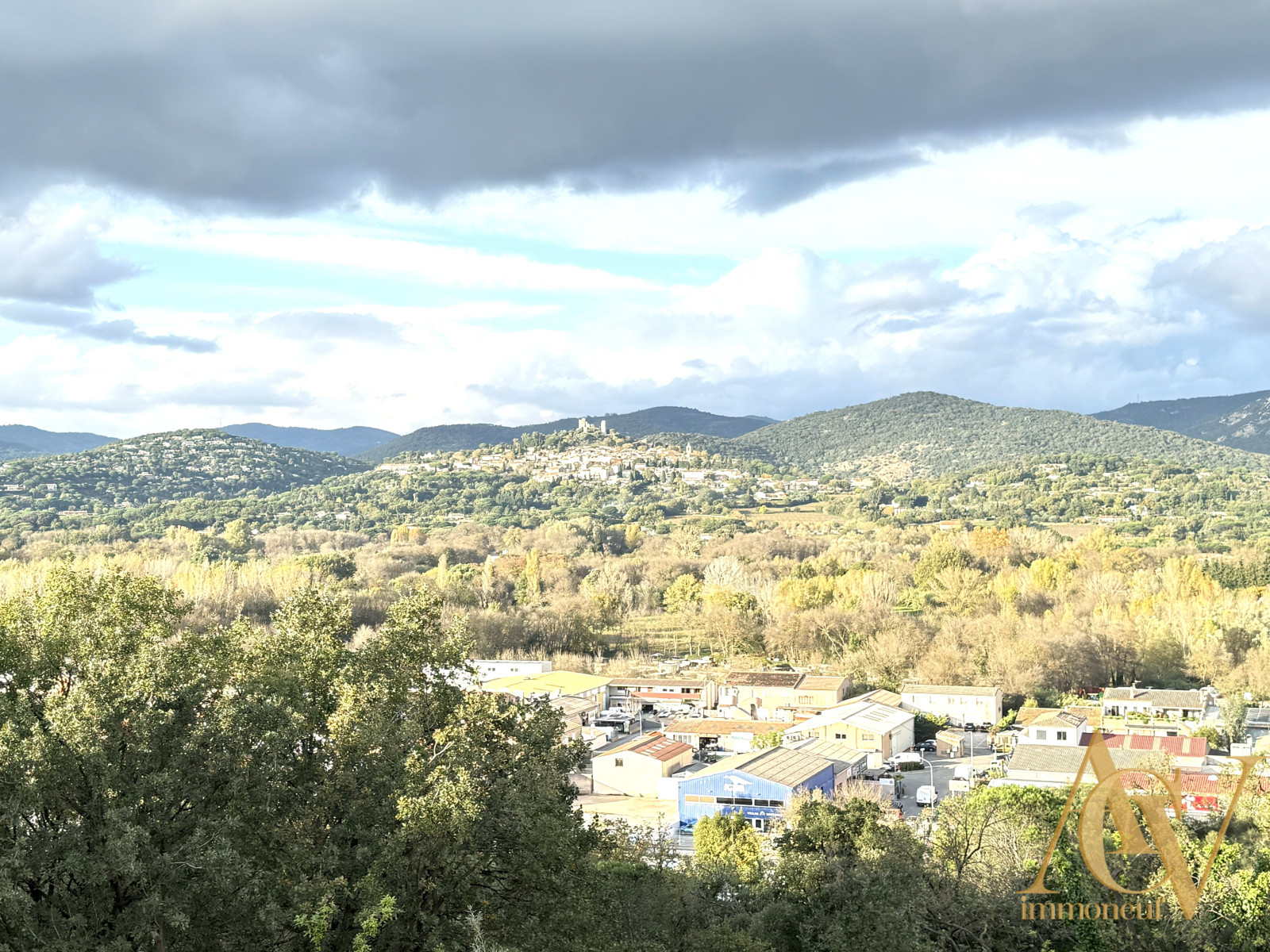 
                                                Vente
                                                 Superbe T3 traversant vue imprenable sur Grimaud