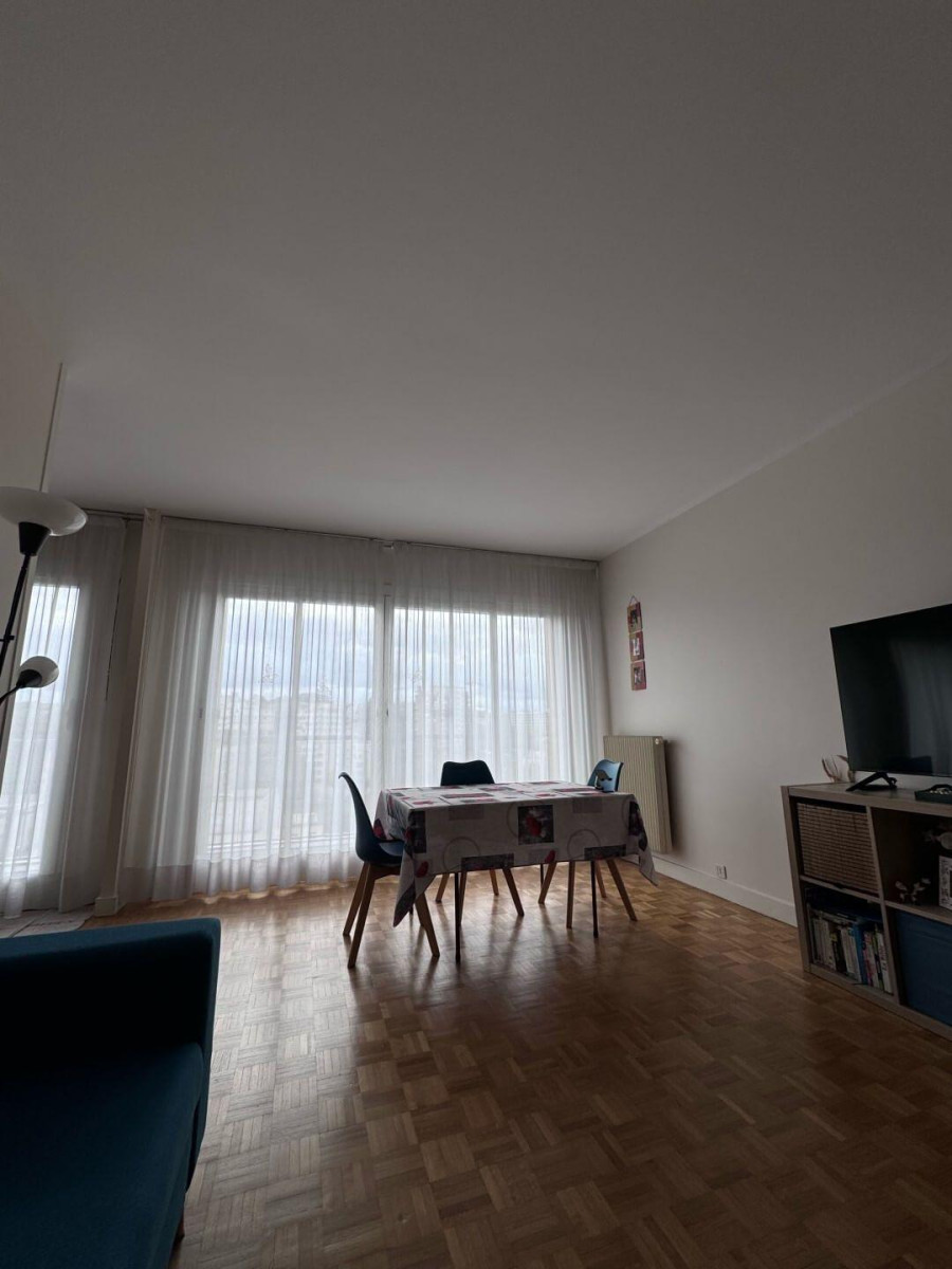 
                                                Location
                                                 Superbe T4 de 80m² avec terrasse et plein sud