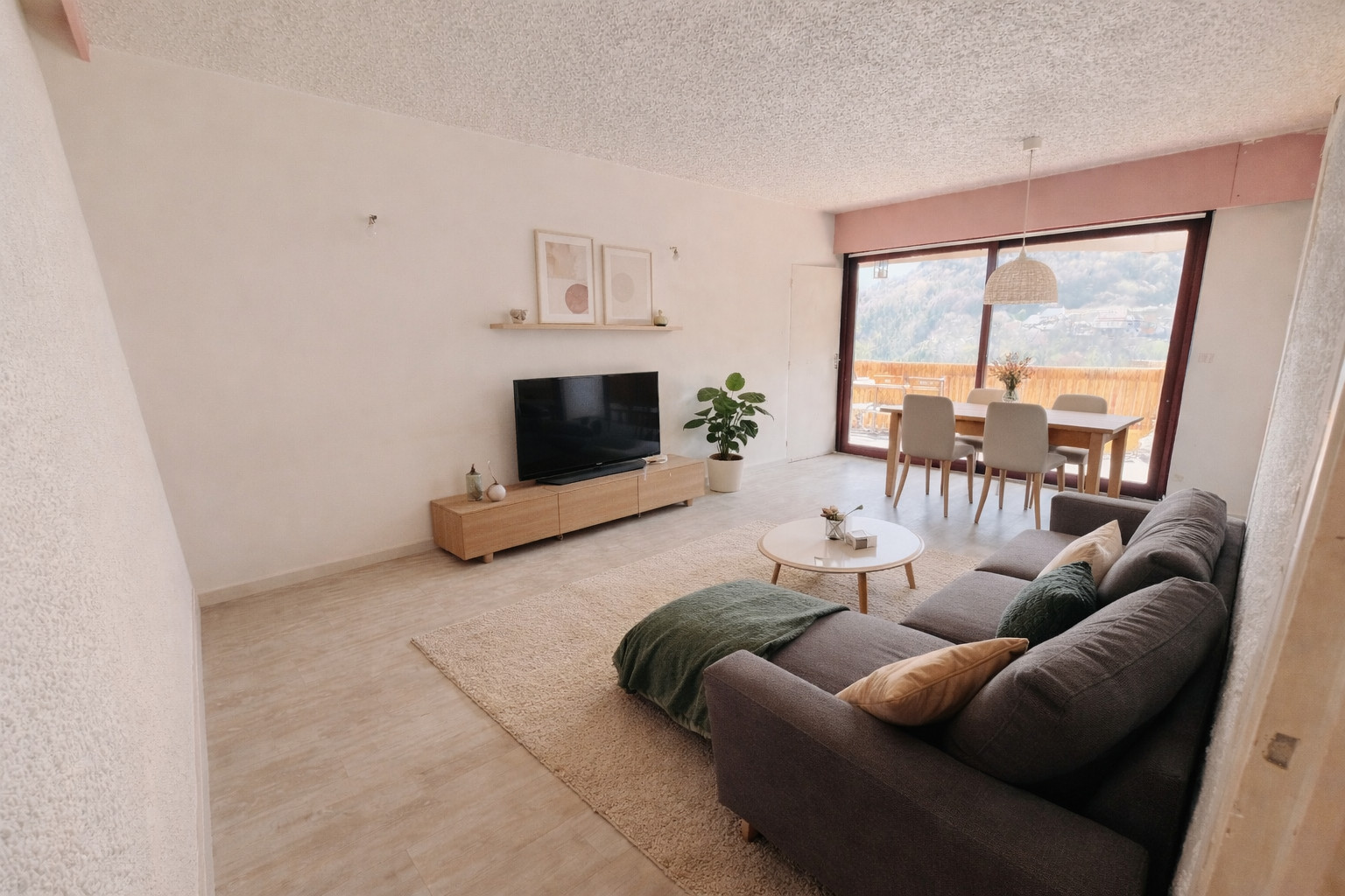 
                                                Vente
                                                 Superbe T4 rénové avec grand balcon vue Prorél