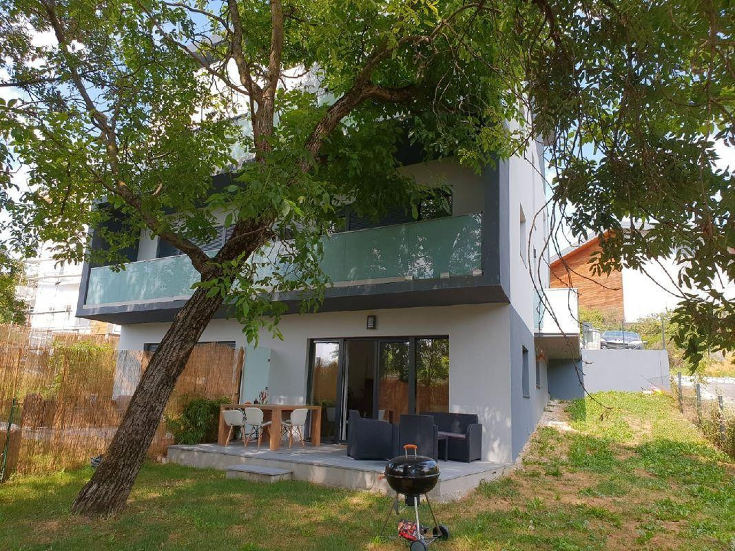 
                                                Colocation
                                                 Superbes suites dans immeuble 3 min. Genève