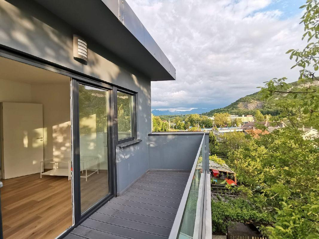 
                                                Colocation
                                                 Superbes suites dans immeuble 3 min. Genève