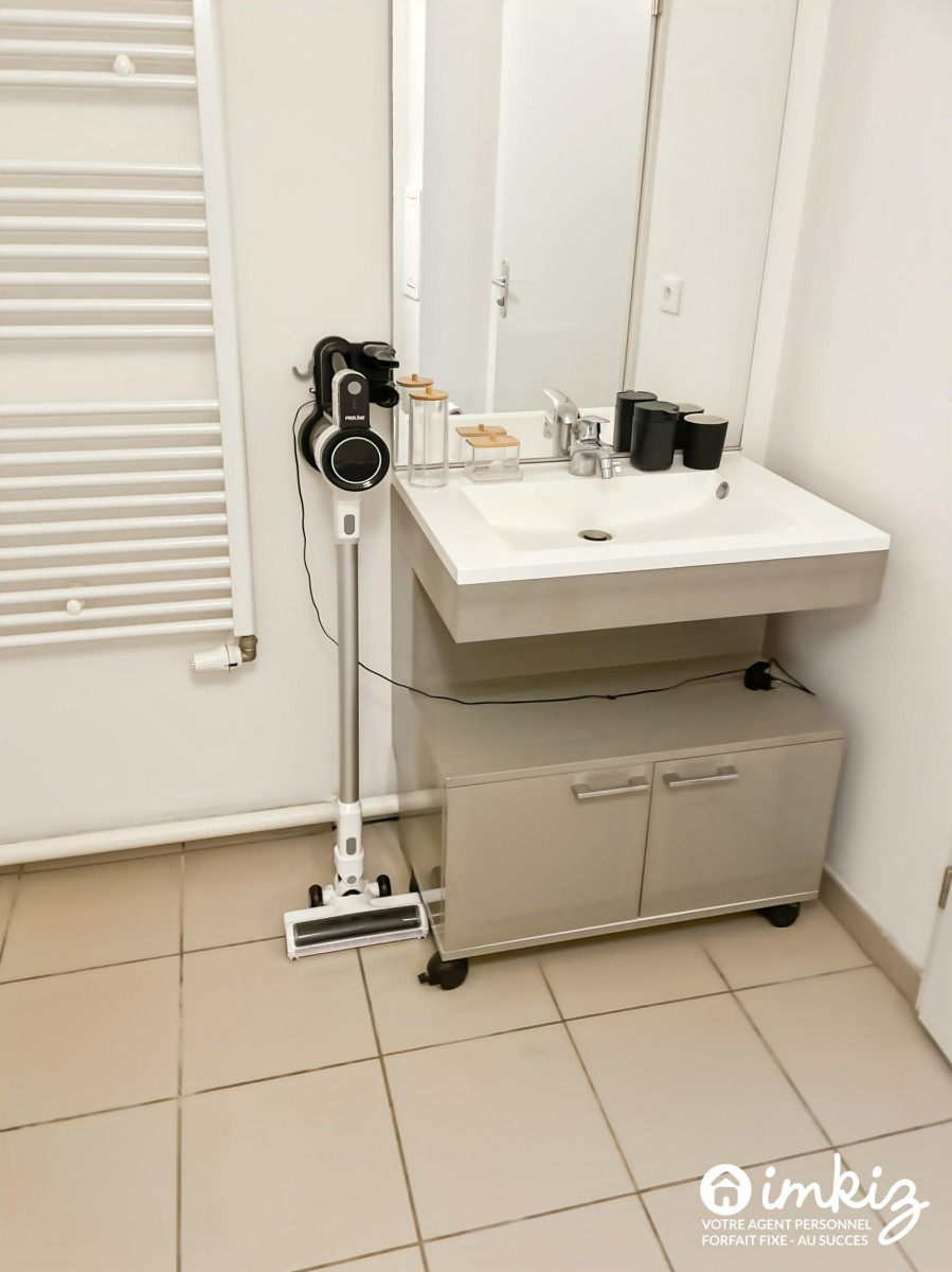 
                                                Vente
                                                 T 1 bis excellent investissement comme neuf