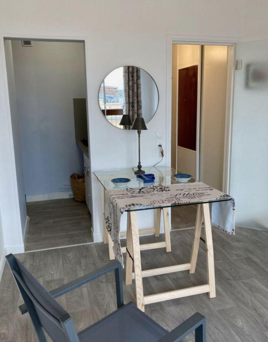 
                                                Location
                                                 T1 28 m2 + Parking et cave privatifs, Centre Ville