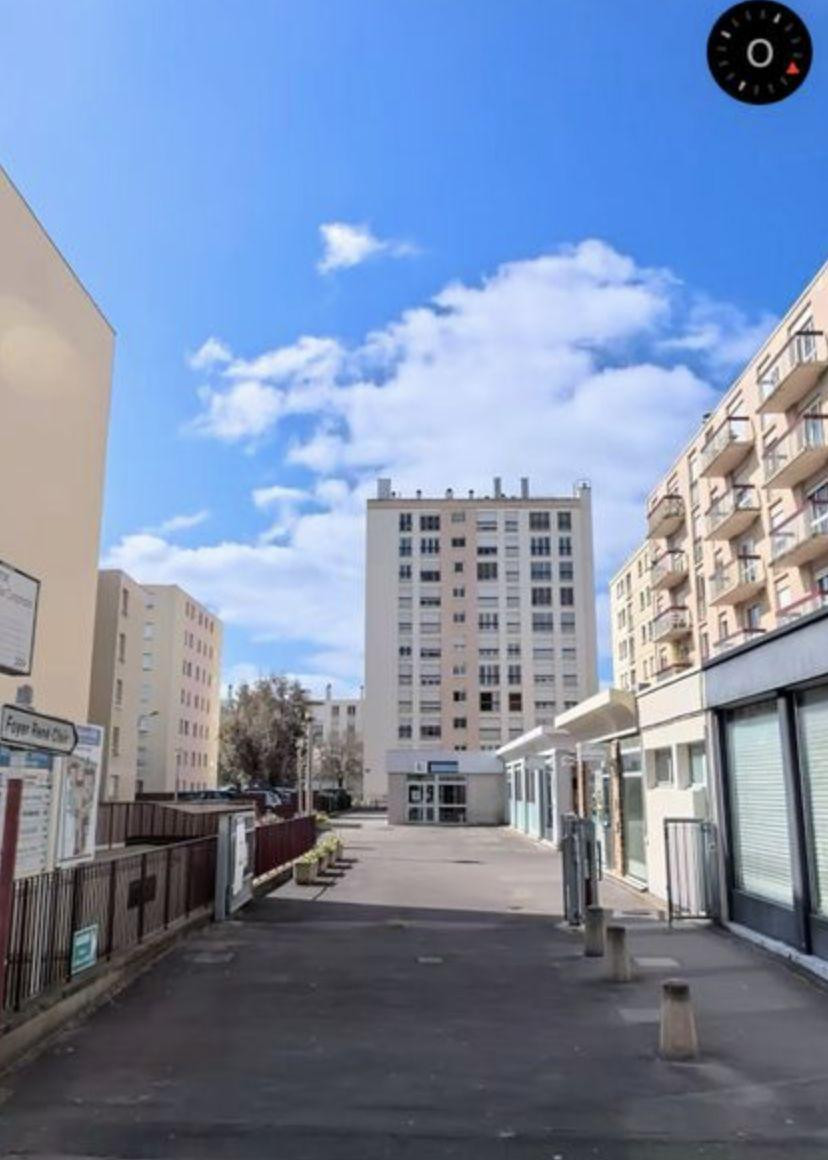 
                                                Location
                                                 T1 28 m2 + Parking et cave privatifs, Centre Ville
