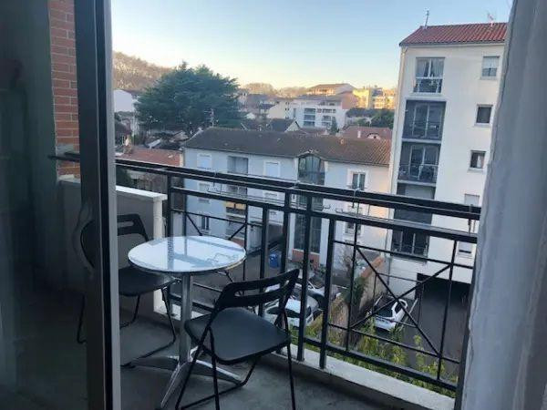 
                                                Location
                                                 T1 avec balcon, quartier calme