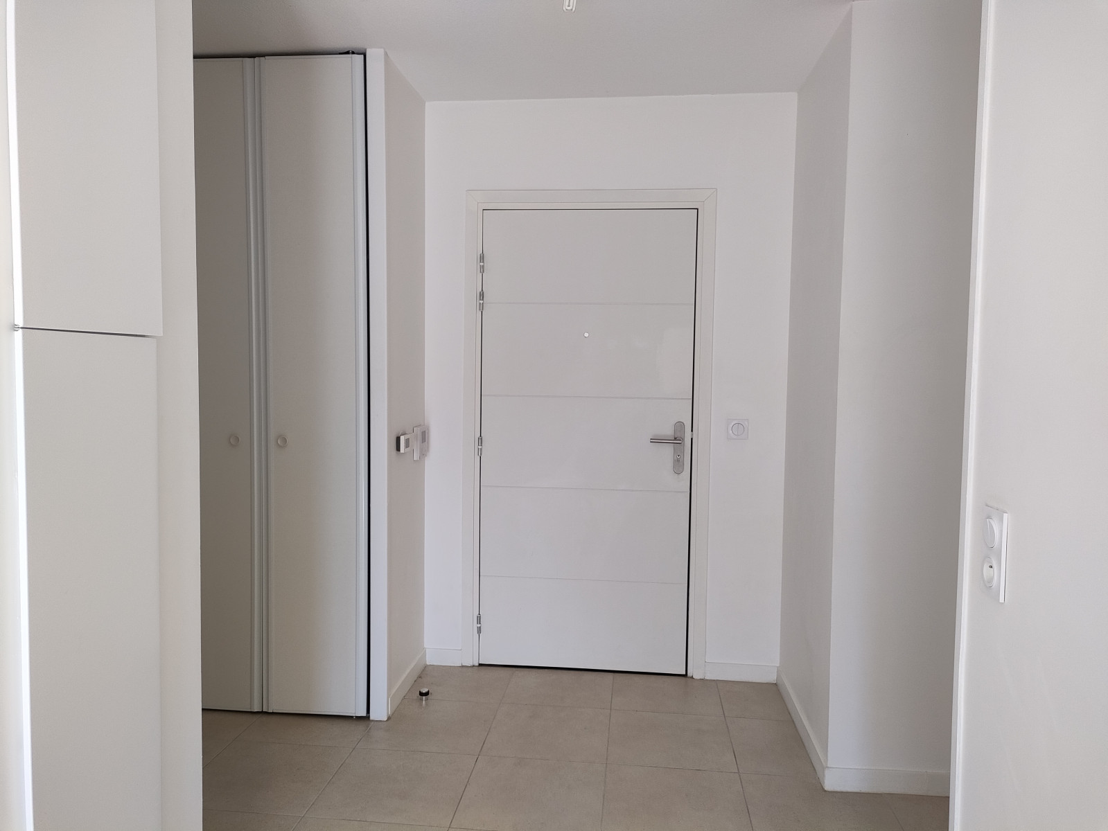 
                                                Location
                                                 T1 avec parking