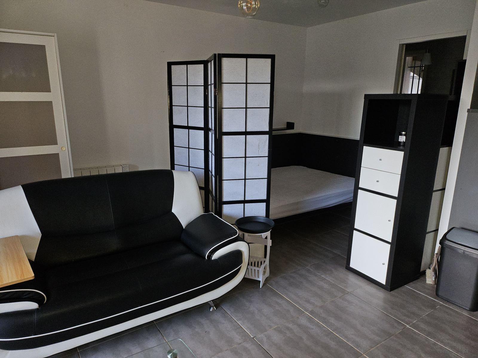 
                                                Location
                                                 T1 avec terrasse et petit jardinet