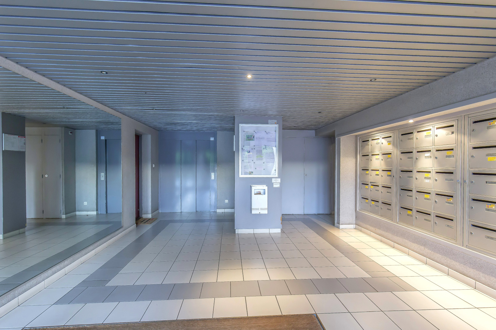 
                                                Location
                                                 T1 bis lumineux, avec terrasse et parking collectif fermé