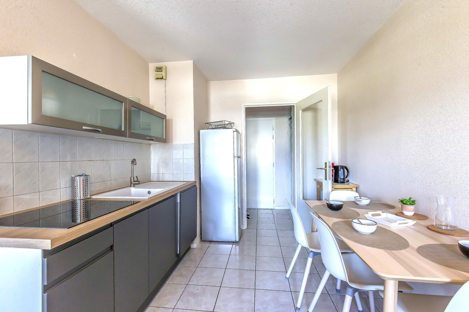 
                                                Location
                                                 T1 bis lumineux, avec terrasse et parking collectif fermé