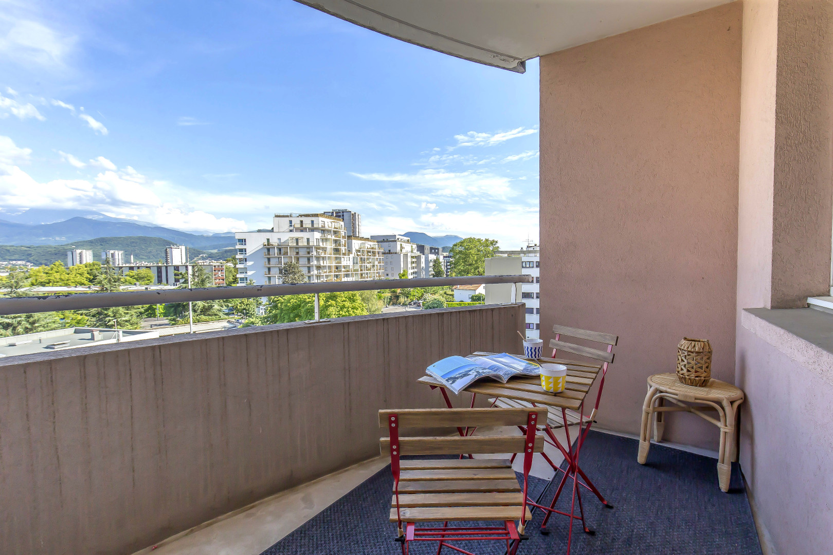 
                                                Location
                                                 T1 bis lumineux, avec terrasse et parking collectif fermé