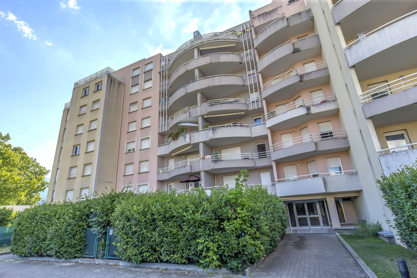 
                                                Location
                                                 T1 bis lumineux, avec terrasse et parking collectif fermé