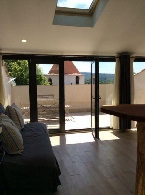 
                                                Location
                                                 T1 bis meublé avec terrasse et climatisation.