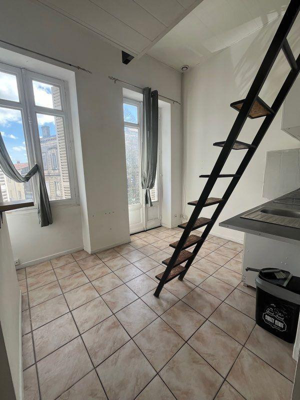 
                                                Location
                                                 T1 bis - Place Nansouty