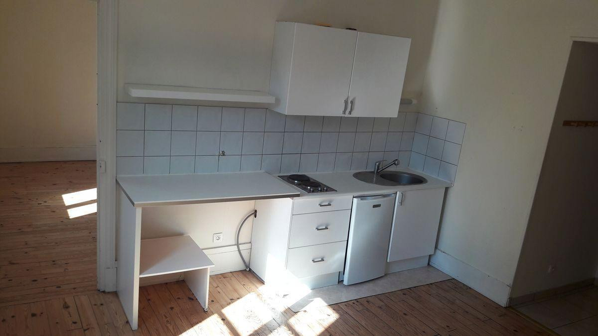 
                                                Location
                                                 T1 bis proche c.ville (Maréchal FOCH) 1er étage