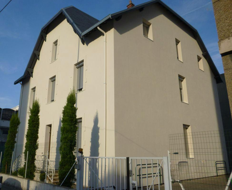 
                                                Location
                                                 T1 bis proche c.ville (Maréchal FOCH) 1er étage