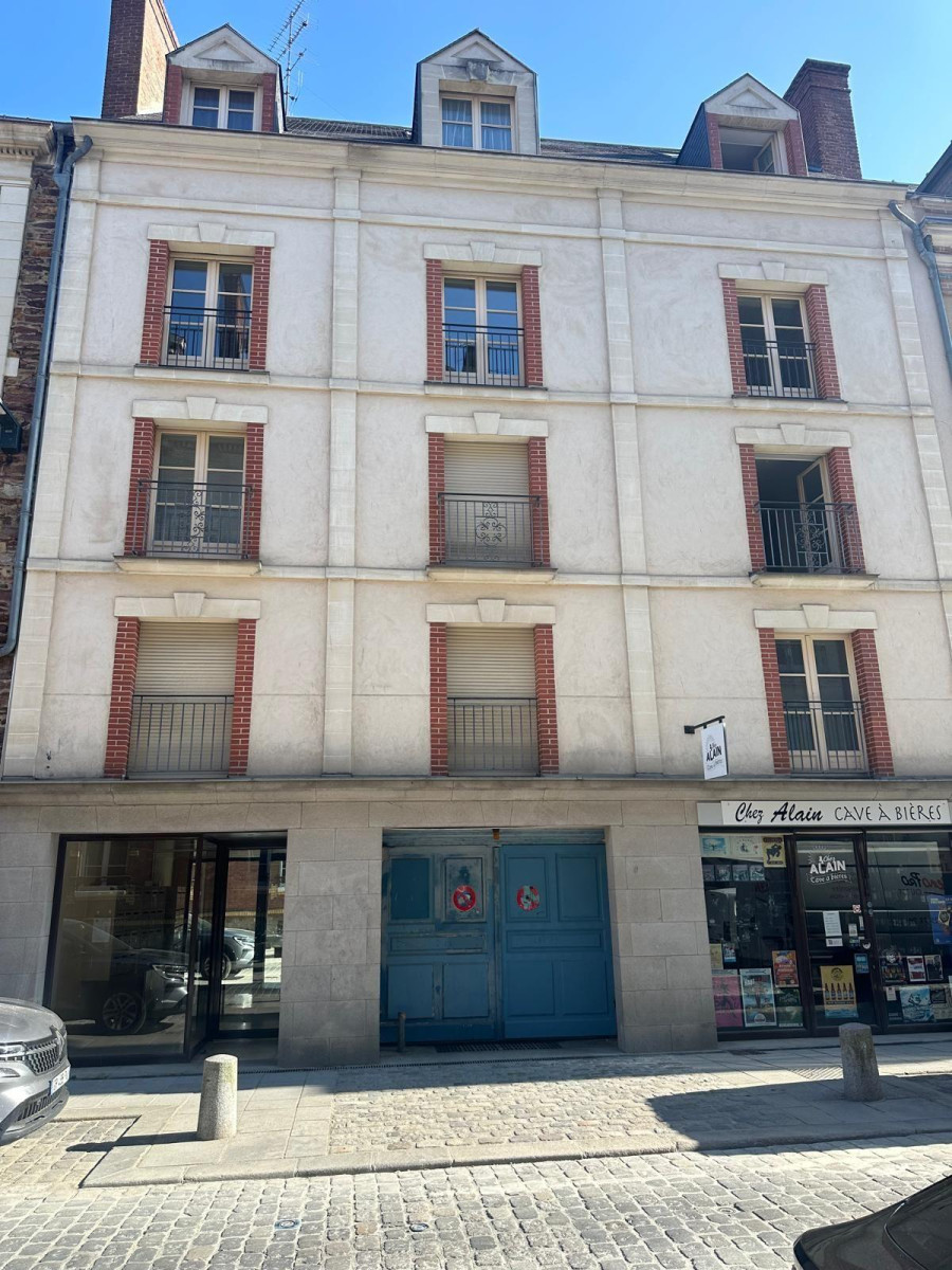 
                                                Location
                                                 T1 lumineux et super bien placé
