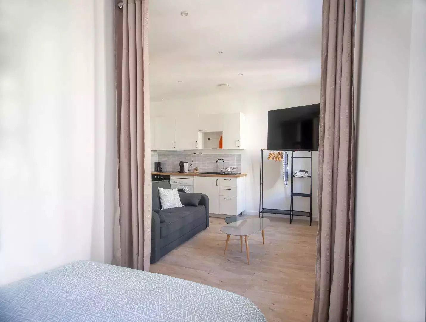 
                                                Location
                                                 T1 meublé, refait à neuf, quartier central