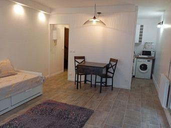 
                                                Location
                                                 T1 Montmartre